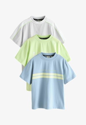 Drei kurzärmelige T-Shirts in Grau, Hellgrün und Blau. Jedes zeigt den Schriftzug "BAKER BY TED BAKER" mit kontrastierenden Akzenten und Streifen.