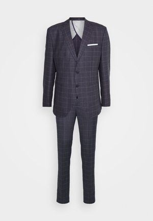 Mörkgrå, rutigt kostym med en tvåknäppt blazer och byxor med slät framsida. Materialet verkar mjukt och har en subtil textur. Vit fickruta.