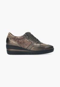 Baskets de sport marron foncé et gris avec une tige en daim et cuir texturé, fermeture à lacets et zip, et une semelle compensée rembourrée.