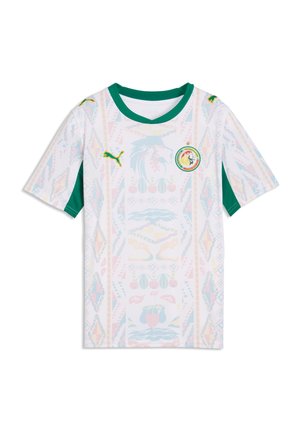 Hvid Senegal fodboldtrøje med grøn krave og sidepaneler, gule Puma-logoer og flerfarvede stamme-mønstre.