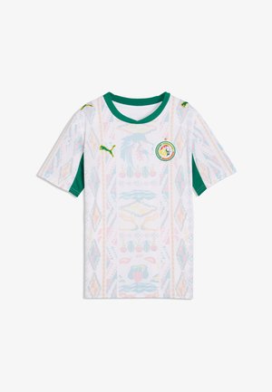 Maillot de football sénégalais blanc avec col et panneaux latéraux verts, logos Puma jaunes, et motifs tribaux multicolores.