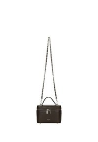 Petit sac bandoulière compact en cuir noir avec une fermeture éclair argentée, une petite poignée sur le dessus et une longue bandoulière chaîne argentée et noire.