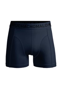 Sötétkék boxer alsó sima, rugalmas anyagból, fekete derékrésszel, amelyen a "MUCHACHO" felirat ismétlődő mintában szerepel.