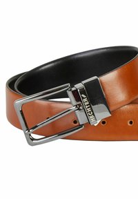 Leren riem in bruin met een gladde afwerking, uitgerust met een glanzende zilveren metalen gesp en meerdere verstelgaten.