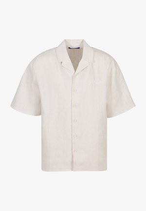 Lyhythihainen pellavapaita vaaleassa beessissä, jossa on leiripaida, napitus edessä ja h胸tykkä logo rintataskussa.