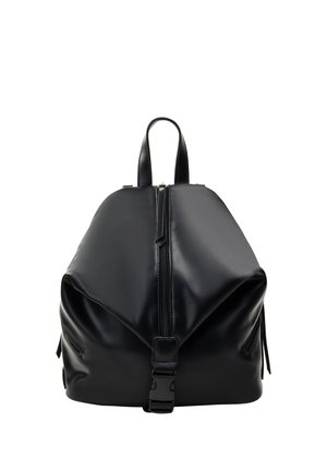 Schwarzer Leder-Rucksack mit einer vorderen Reißverschlusstasche, einem oberen Griff, seitlichen Reißverschlusstaschen und einer vorderen Schnappverschlussschnalle.