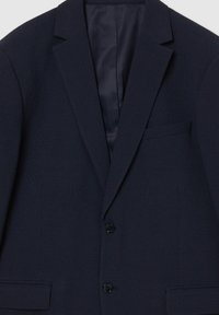 Blazer blu navy con un fine motivo a scacchi, design a un petto, due bottoni, rever a punta e taschino sul petto. Fodera interna liscia.