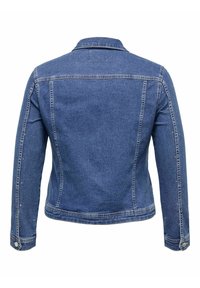 Denim jakna v srednjem pranju s klasično ovratnikom, dolgimi rokavi in kovinskimi gumbi. Ima šivane šive in subtilno teksturo.