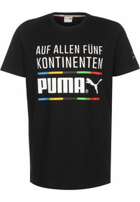 Fekete pamut póló, amelynek közepén merész fehér felirat található: "AUF ALLEN FÜNF KONTINENTEN", valamint a Puma logó. Színes csíkok hangsúlyozzák a feliratot.