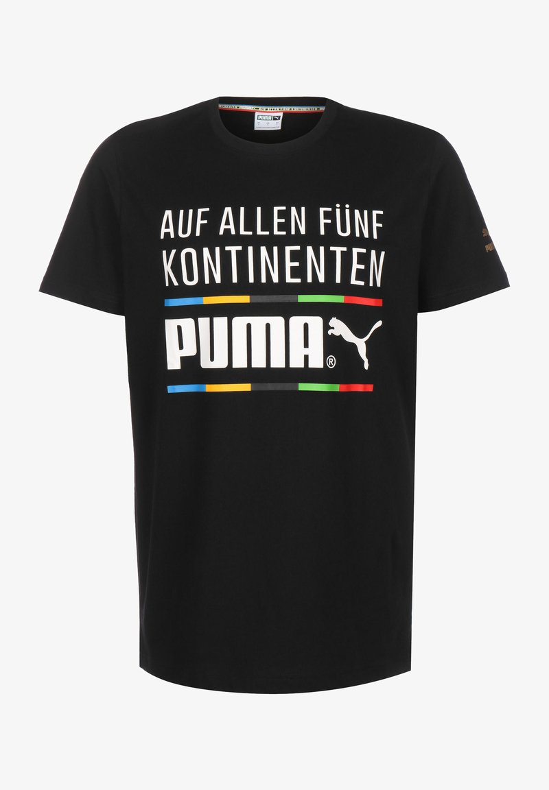 Fekete pamut póló, amelynek közepén merész fehér felirat található: "AUF ALLEN FÜNF KONTINENTEN", valamint a Puma logó. Színes csíkok hangsúlyozzák a feliratot.