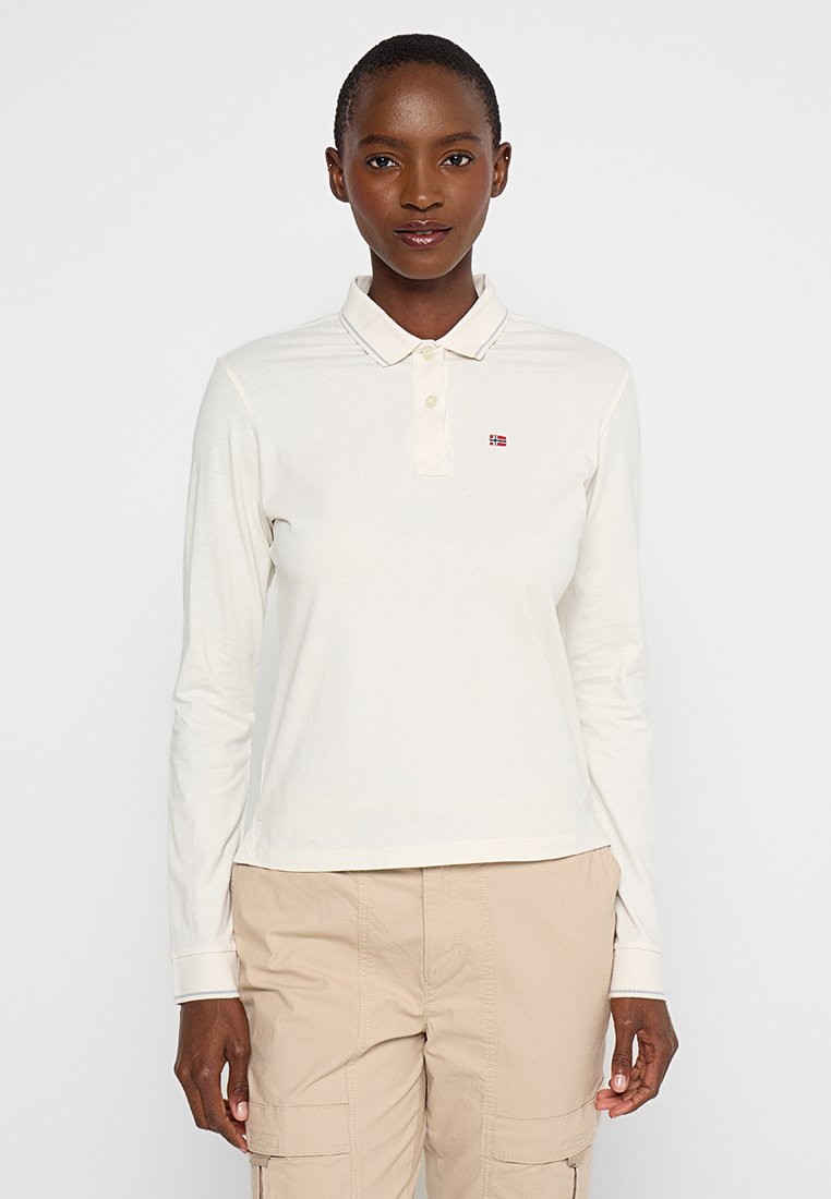 Polo a maniche lunghe in cotone color crema chiaro, con patta di bottoni e un piccolo logo rosso. Design semplice con vestibilità rilassata.