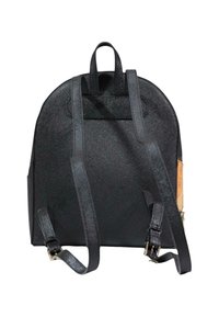 Sac à dos noir texturé avec deux bretelles réglables, une poignée supérieure et une petite pièce en cuir beige sur le côté.