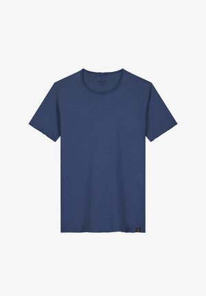 Lühikeste varrukatega, ümberkaela t-särk tumepunases kangas. Omab sujuvat tekstuuri ja väikest logot silti vasakus alumises servas.