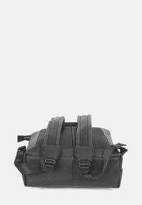 Svart läderryggsäck med vadderade remmar, rektangulär form, texturerad yta och justerbara sidspännen. Fack med dragkedja högst upp.