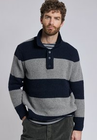 Pull-over en laine avec des rayures horizontales bleu marine foncé et gris clair, texture côtelée, col rabattu avec trois boutons, et coupe décontractée.