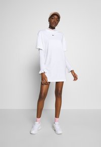 Nike Sportswear Žerzejové šaty - white/black