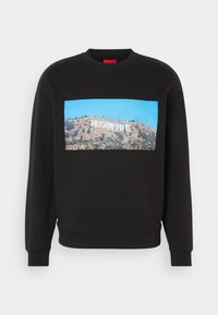 Černá mikina s kulatým výstřihem, na které je grafický potisk kopce s nápisem "HUGOWOOD" v bílé barvě, obklopeným modrou oblohou.