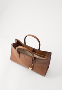 Borsa a mano in pelle marrone con doppio manico, forma strutturata, hardware dorato e una tasca con zip all'interno. Presenta un dettaglio del logo sul davanti.