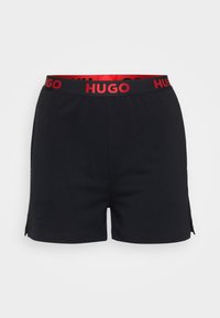 Svarta shorts i mjuk tyg med en bred röd midjeband som har "HUGO"-logotypen, minimala sidoflikar för enkel rörelse.
