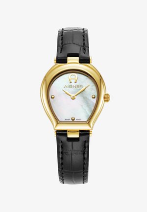 Montre dorée avec un boîtier en forme de goutte d'eau, un cadran en nacre, un bracelet en cuir noir et des aiguilles dorées. Fabriquée en Suisse.