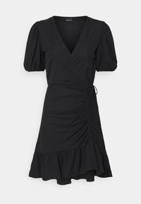 Czarna sukienka w stylu wrap z bufiastymi rękawami, dekoltem w kształcie litery V, marszczeniem po bokach i rozszerzanym dołem. Wykonana z miękkiego materiału o gładkiej fakturze.