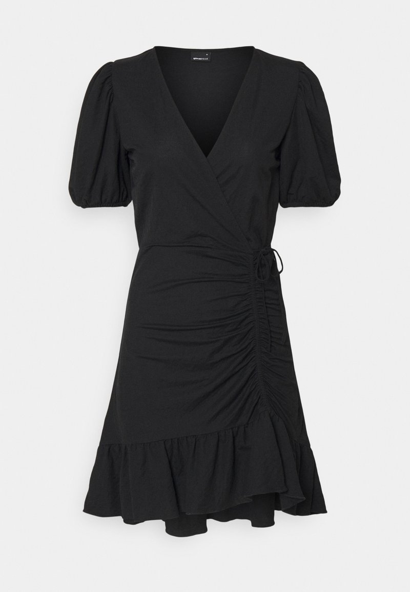 Czarna sukienka w stylu wrap z bufiastymi rękawami, dekoltem w kształcie litery V, marszczeniem po bokach i rozszerzanym dołem. Wykonana z miękkiego materiału o gładkiej fakturze.