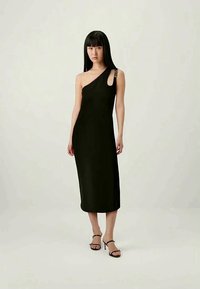Robe midi noire sans manches avec un décolleté asymétrique, présentant une découpe latérale et des détails texturés à l'épaule.