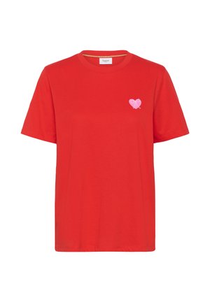 Tricou roșu cu mâneci scurte și guler rotund, cu un mic desen roz în formă de inimă și fundiță pe pieptul stâng, etichetă Saint la guler.