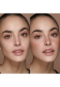 Portrett av en person med kort hår, lys brun hud og septumpiercing. Til venstre vises et naturlig utseende; til høyre har personen subtil rouge og leppefarge.