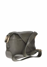 Borsa a tracolla in pelle verde oliva con finitura testurizzata, dotata di una lunga tracolla regolabile e dettagli in metallo dorato.