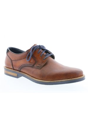 Chaussure en cuir marron avec un texture perforée, lacets bleu marine, bout rond, et un détail en bois clair contrastant sur la semelle.