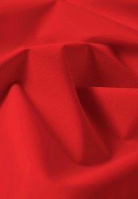 Glattes rotes Gewebe mit subtiler Gitterstruktur, sanft gefaltet und drapiert, wodurch weiche Schatten und Lichtreflexe entstehen.