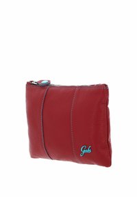 Pochette zippée en cuir rouge avec des coutures bleues et un petit logo "Gabs" bleu dans le coin inférieur droit.