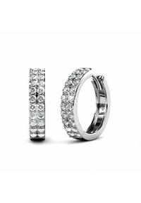 Orecchini a cerchio placcati in rodio con profilo piatto, decorati con molteplici cristalli chiari rotondi, dotati di chiusura con sicura fibbia.