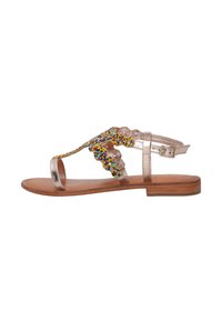 Metallisk guld sandal med farverige perleaccentuer, med et bølgende stropdesign, flad sål og justerbar spænde lukk på anklen.