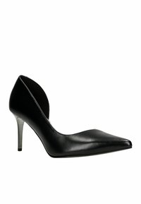 Czarny skórzany but na wysokim obcasie z zaostrzonym noskiem, wycięciami po bokach i srebrnym obcasem typu szpilka. Gładka faktura i elegancki design.