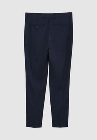 Pantaloni su misura blu navy in un tessuto strutturato, dotati di due tasche posteriori con bottoni e un design slim fit.