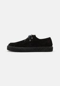 Scarpe stringate in suede nero con tomaia liscia, punta tonda e suola in gomma nera testurizzata. Presentano occhielli metallici e lacci coordinati.