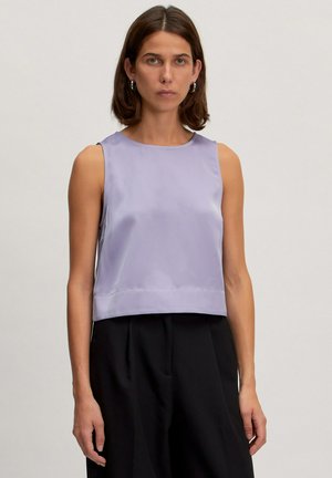 Lila satijnen mouwloze top met een ronde halslijn en een cropped ontwerp, met een soepele textuur en een minimalistische esthetiek.
