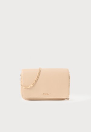 Borsa a tracolla in pelle beige con tracolla in catena dorata e piccolo logo ALDO dorato sulla parte anteriore, su sfondo bianco semplice.