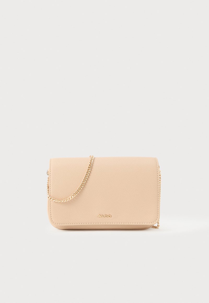 Beige lädercrossbody-väska med guldkedjeslena och liten gul ALDO-logotyp framtill mot en enkel vit bakgrund.