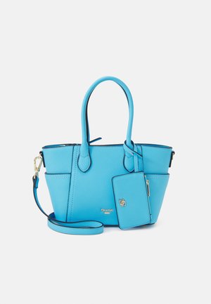 Lyseblå lædertaske med to håndtag, aftagelig skulderrem, frontlogo og matchende tilknyttet kortholder.