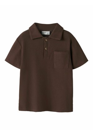 Polo marron manches courtes en tissu texturé, col rabattable, patte de boutonnage deux boutons et poche poitrine.