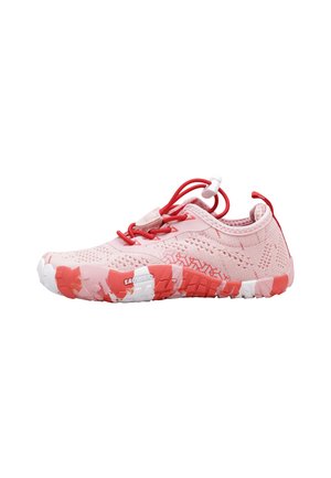 Chaussure d'eau légère rose et rouge avec empeigne en maille respirante, lacets élastiques et semelle en caoutchouc texturée pour une bonne adhérence.