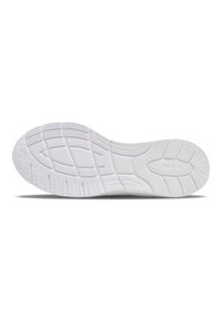 Hvid sneakersål med tekstureret gummi, der har spor og mønstre til greb. Glat overflade med et minimalistisk design.