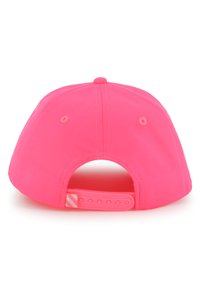 Ροζ καπέλο μπέιζμπολ με κυρτή γείσο, ρυθμιζόμενο πλαστικό λουράκι και ραμμένες λεπτομέρειες. Λείο ύφασμα με ομοιόμορφη υφή.