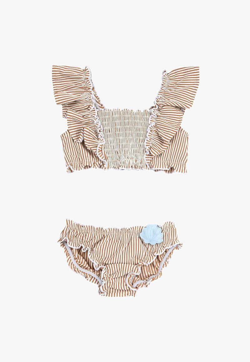 Maillot de bain deux pièces rayé avec bretelles volantées, haut froncé en beige, et bas assorti avec volants et accent de fleur bleue.