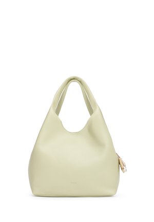 Borsa a tracolla in pelle morbida color crema con manici arrotondati e un piccolo charm decorativo attaccato sul lato destro.