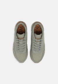 Grüne Ledersneaker mit einer strukturierten Korkeinlage, runder Zehenpartie und flachen Schnürsenkeln. Sie verfügen über eine weiße Zwischensohle und eine Sohle aus natürlichem Gummi.