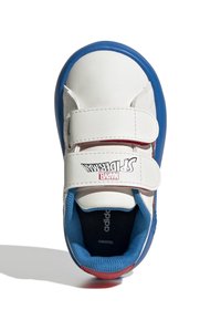 Witte leren sneaker met blauwe rubberen zool, rode accenten en klittenbandsluitingen. Heeft "Spider-Man" branding nabij de bovenkant. Zachte binnenvoering.